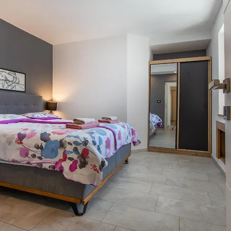 Apartament Awesome In With House Sea View