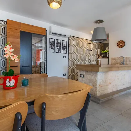 Apartament Awesome In With House Sea View *